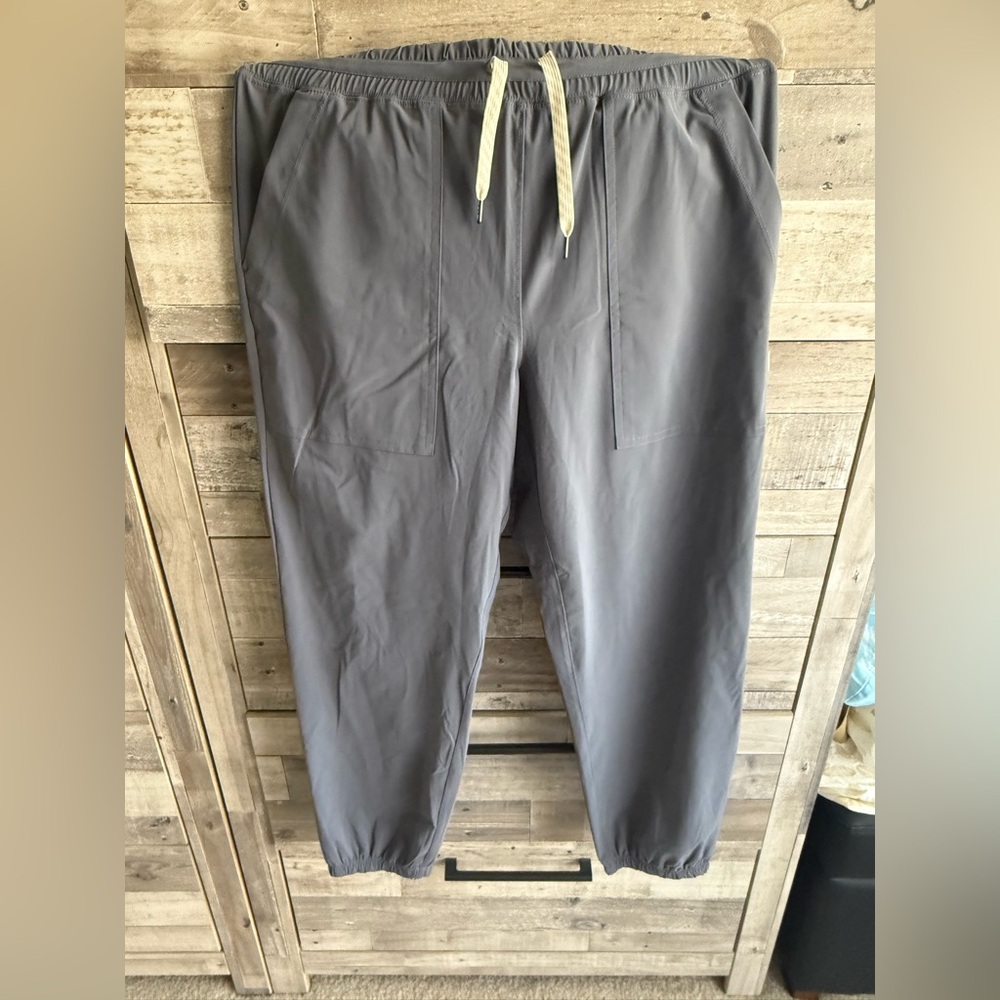 Vuori Women’s Charcoal grey Joggers with Cream Drawstring